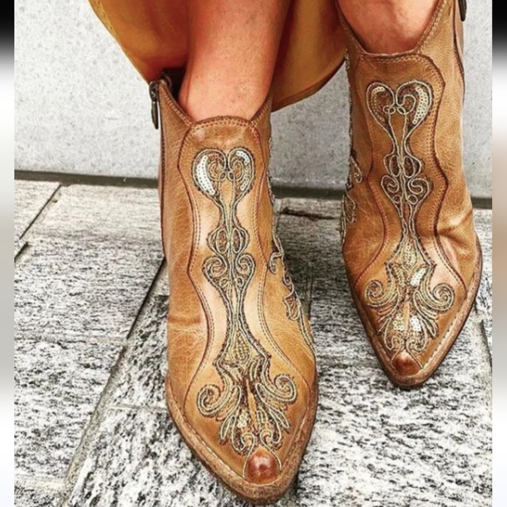 NWT Marco Delli Fiddlehead Fern Embroidered Ankle Booties